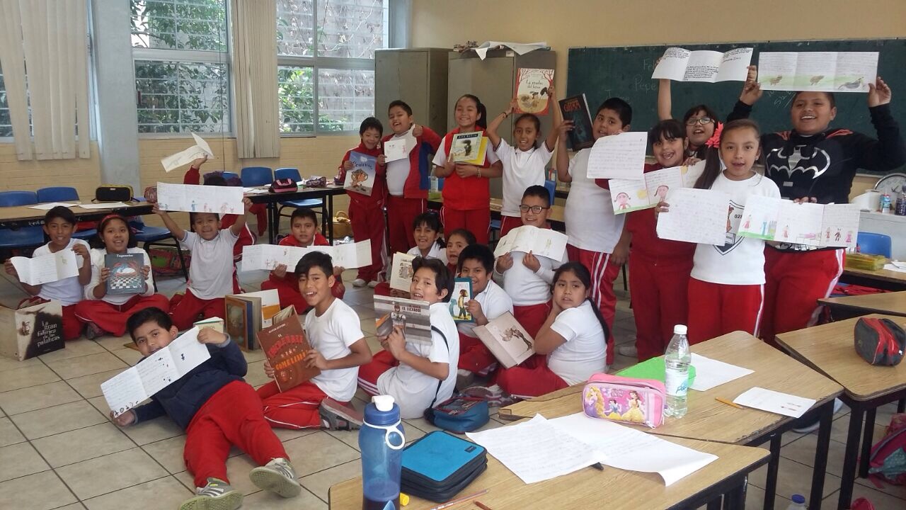 Grupo sonriente con libros -IMG_8852